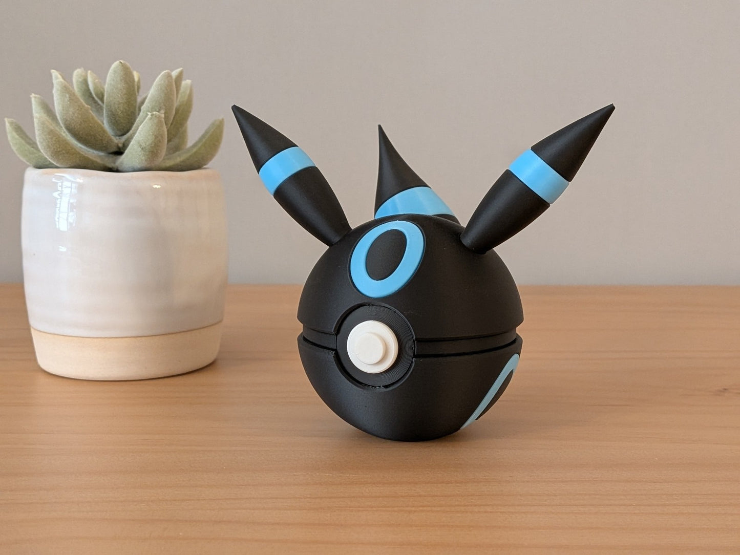 Shiny Umbreon Ball | Glow-In-The-Dark | Themed Collector Ball